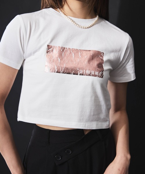 DIP IN CHOCOLATE(ディップインチョコレート)の「箔プリントクロップドTシャツ【DIP IN CHOCOLATE】(Tシャツ/カットソー・レディース・ブラック/ピンク/ゴールド/シルバーグレー・F)」の1枚目の写真