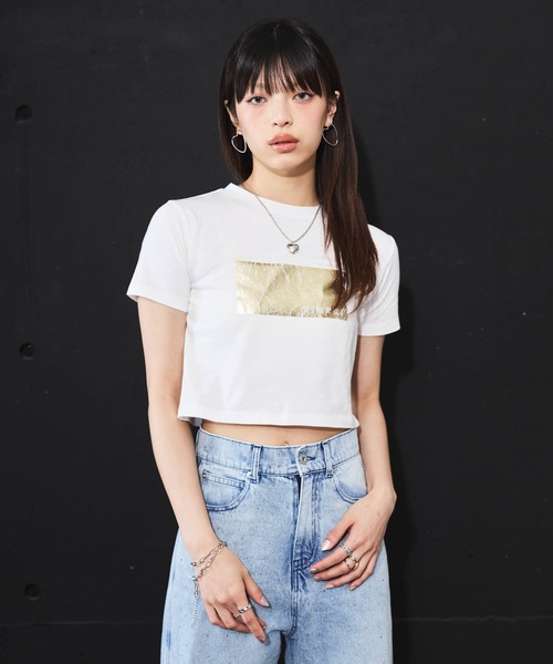 DIP IN CHOCOLATE(ディップインチョコレート)の「箔プリントクロップドTシャツ【DIP IN CHOCOLATE】(Tシャツ/カットソー・レディース・ブラック/ピンク/ゴールド/シルバーグレー・F)」の4枚目の写真