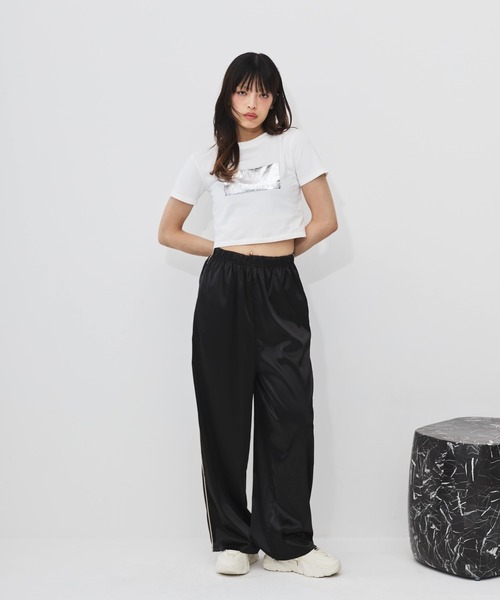 DIP IN CHOCOLATE(ディップインチョコレート)の「箔プリントクロップドTシャツ【DIP IN CHOCOLATE】(Tシャツ/カットソー・レディース・ブラック/ピンク/ゴールド/シルバーグレー・F)」の3枚目の写真
