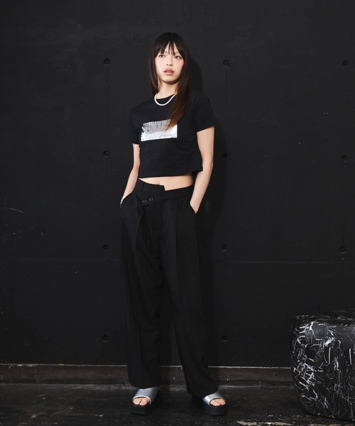 DIP IN CHOCOLATE(ディップインチョコレート)の「箔プリントクロップドTシャツ【DIP IN CHOCOLATE】(Tシャツ/カットソー・レディース・ブラック/ピンク/ゴールド/シルバーグレー・F)」の6枚目の写真