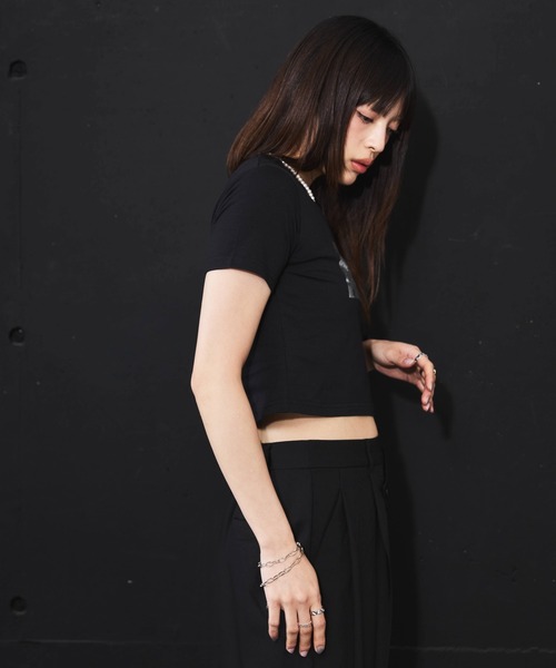 DIP IN CHOCOLATE(ディップインチョコレート)の「箔プリントクロップドTシャツ【DIP IN CHOCOLATE】(Tシャツ/カットソー・レディース・ブラック/ピンク/ゴールド/シルバーグレー・F)」の7枚目の写真