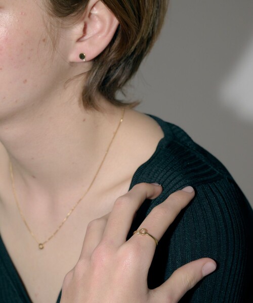 and cloud(アンドクラウド)の「Minimum Circle Black-Gray Diamond Ring(リング・レディース・イエローゴールド/シルバー/ブラック・9号/15号/13号/11号)」の7枚目の写真