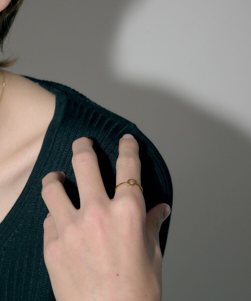 and cloud(アンドクラウド)の「Minimum Circle Black-Gray Diamond Ring(リング・レディース・イエローゴールド/シルバー/ブラック・9号/15号/13号/11号)」の8枚目の写真