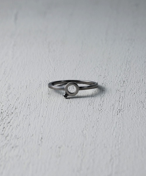 and cloud(アンドクラウド)の「Minimum Circle Black-Gray Diamond Ring(リング・レディース・イエローゴールド/シルバー/ブラック・9号/15号/13号/11号)」の2枚目の写真
