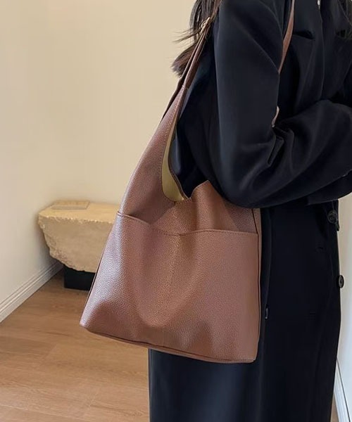 gossip!ロサンゼルス(ゴシップロサンゼルス)の「Y2Kドロップポケット プレーンショルダーバッグ 大容量 A4収納可能(ショルダーバッグ・レディース・オフホワイト/モカ/ブラウン/ブラック・FREE)」の9枚目の写真