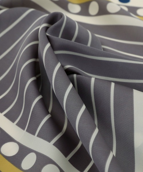 colleca la(コレカラ)の「ストライプ×ドット柄スカーフ(バンダナ/スカーフ・レディース・グレー/ベージュ・FREE)」の3枚目の写真