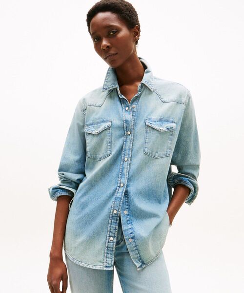 TOMMY HILFIGER(トミーヒルフィガー)の「デニムリラックスシャツ(シャツ/ブラウス・レディース・インディゴブルー・32inch/34inch/36inch)」の1枚目の写真