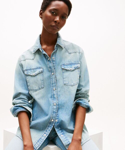 TOMMY HILFIGER(トミーヒルフィガー)の「デニムリラックスシャツ(シャツ/ブラウス・レディース・インディゴブルー・32inch/34inch/36inch)」の2枚目の写真