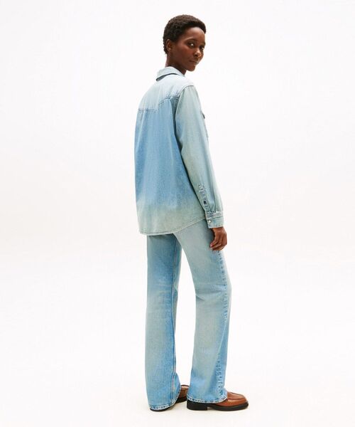 TOMMY HILFIGER(トミーヒルフィガー)の「デニムリラックスシャツ(シャツ/ブラウス・レディース・インディゴブルー・32inch/34inch/36inch)」の4枚目の写真