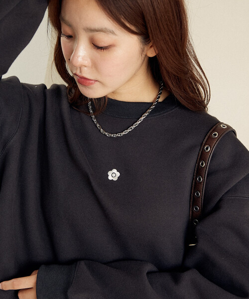 PUBLUX（パブリュクス）の「MARY QUANT × PUBLUX/マリークワント ワンポイント ロゴ刺繍 裏起毛 スウェット　限定展開（スウェット・レディース・ブラック/グレー/チャコールグレー/ナチュラル/ブラウン/ネイビー・ﾌﾘ-）」の3枚目の写真