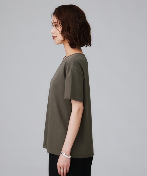 UNTITLED（アンタイトル）の「【接触冷感/コットン100/洗える/Tシャツ】半袖天竺プルオーバー（Tシャツ/カットソー・レディース・ダークグレー/オフホワイト/キャメル・48/44/04/02/00）」の18枚目の写真
