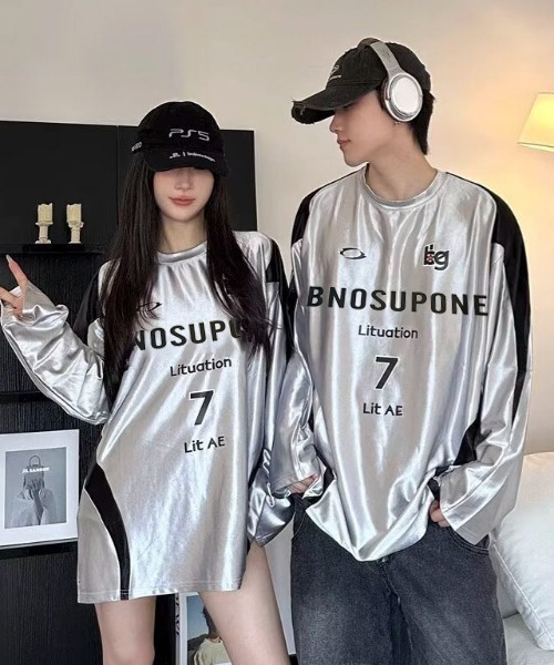 lilful(リルフル)の「メタリックサッカーデザインプリントロンT(Tシャツ/カットソー・メンズ・シルバー・L/M)」の1枚目の写真