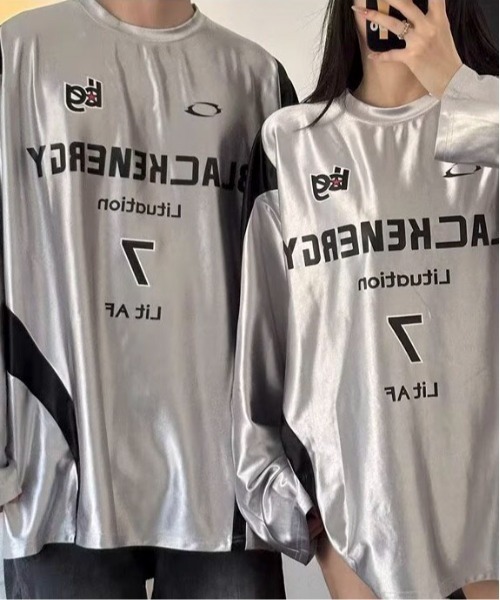 lilful(リルフル)の「メタリックサッカーデザインプリントロンT(Tシャツ/カットソー・メンズ・シルバー・L/M)」の2枚目の写真