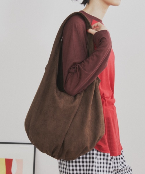 MERLOT（メルロー）の「【A4サイズ収納可能】【同素材のポーチ付き】スエードライクトートバッグ（トートバッグ・レディース・ブラック/ブラウン・FREE）」の11枚目の写真