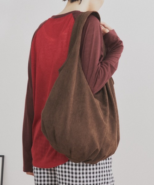 MERLOT（メルロー）の「【A4サイズ収納可能】【同素材のポーチ付き】スエードライクトートバッグ（トートバッグ・レディース・ブラック/ブラウン・FREE）」の12枚目の写真