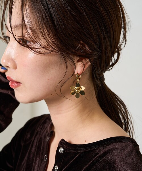FREAK'S STORE（フリークスストア）の「限定展開　フラワー チャーム ピアス（ピアス（両耳用）・レディース・シルバー/ゴールド・ONE SIZE）」の2枚目の写真