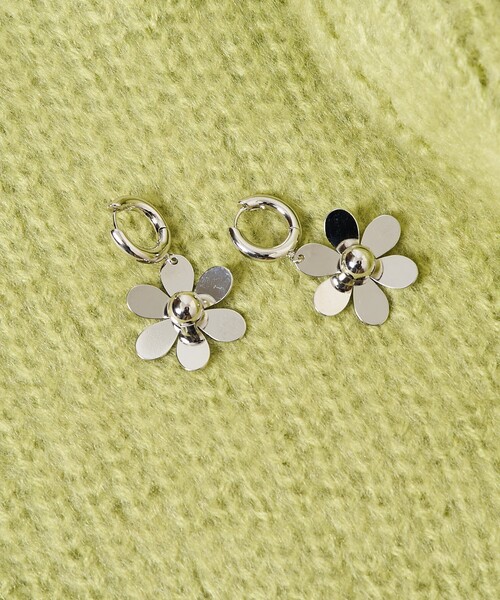 FREAK'S STORE（フリークスストア）の「限定展開　フラワー チャーム ピアス（ピアス（両耳用）・レディース・シルバー/ゴールド・ONE SIZE）」の3枚目の写真