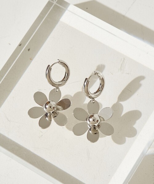 FREAK'S STORE（フリークスストア）の「限定展開　フラワー チャーム ピアス（ピアス（両耳用）・レディース・シルバー/ゴールド・ONE SIZE）」の4枚目の写真