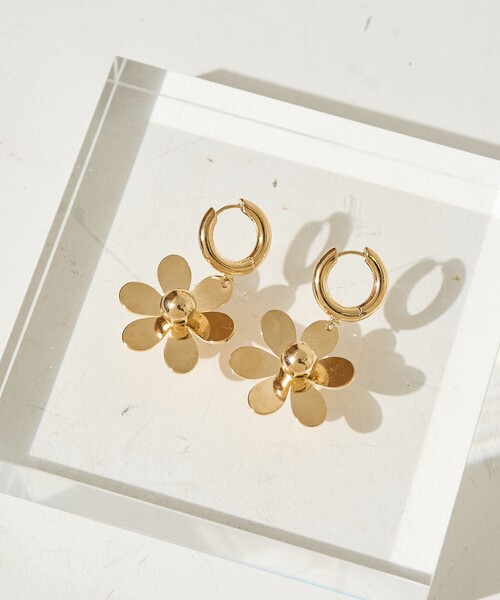 FREAK'S STORE（フリークスストア）の「限定展開　フラワー チャーム ピアス（ピアス（両耳用）・レディース・シルバー/ゴールド・ONE SIZE）」の7枚目の写真