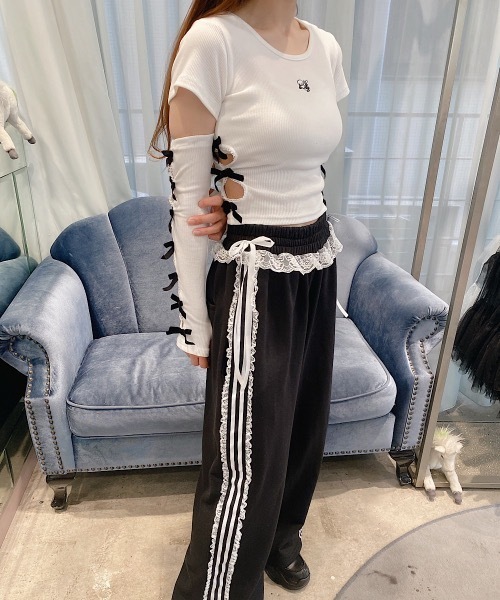 lilLilly（リルリリー）の「2wayベロアリボンアームウォーマー（アームカバー・レディース・ホワイト/ブラック×ホワイト・FREE）」の3枚目の写真