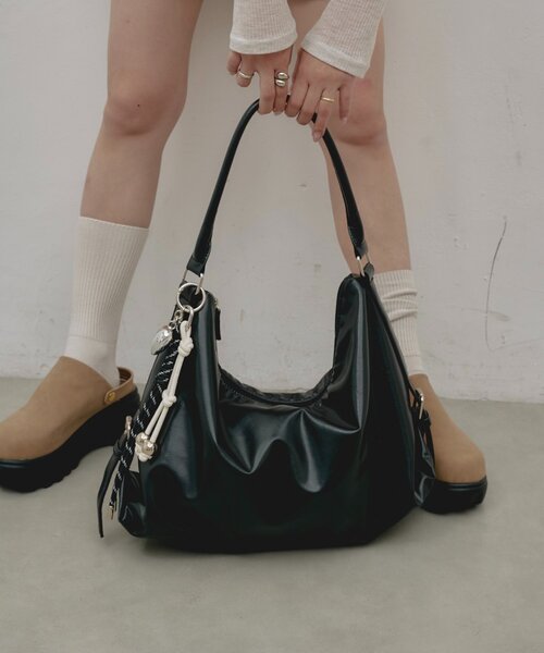 CIAOPANIC TYPY（チャオパニックティピー）の「:新色追加！【yomo企画】チャーム付きワンハンドルベルトデザインバック（トートバッグ・レディース・ブラック/ベージュ/グレイッシュベージュ/ダークブラウン・ONE SIZE）」の10枚目の写真