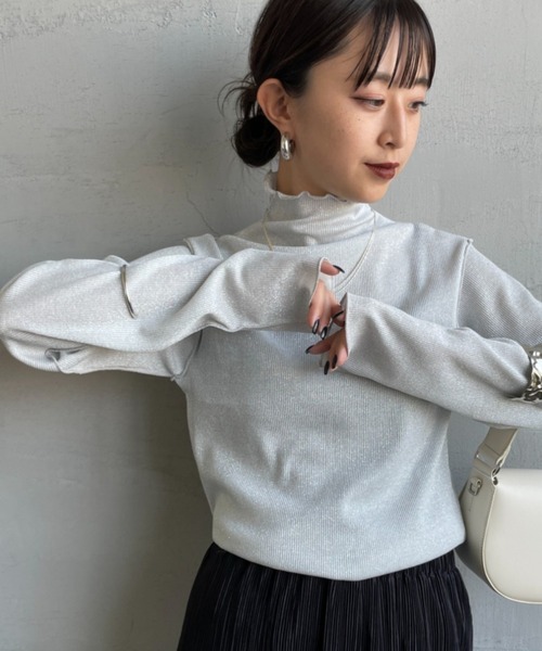 nenom（ネノム）の「[nenom/ネノム] ハイネックラメニットソー（Tシャツ/カットソー・レディース・ブラック/オフホワイト/グレー・F）」の2枚目の写真