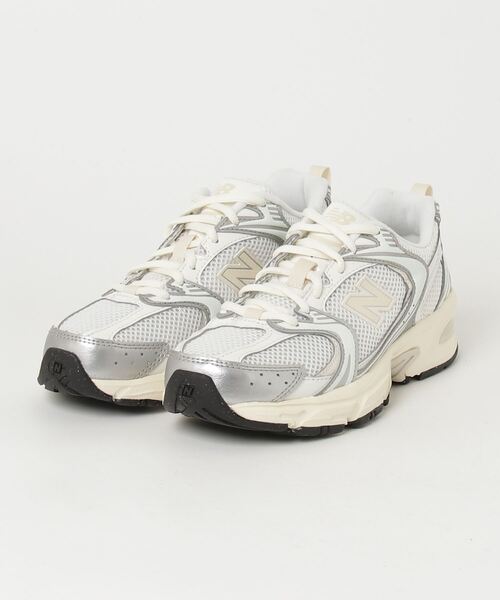 NEW BALANCE(ニューバランス)の「530(スニーカー・メンズ・シルバー系その他/シルバー×ブラック・24.0cm/23.5cm/23.0cm/22.5cm/29.0cm/28.5cm/28.0cm/27.5cm/27.0cm/26.5cm/26.0cm/25.5cm/25.0cm/24.5cm/22.0cm/30.0cm)」の4枚目の写真