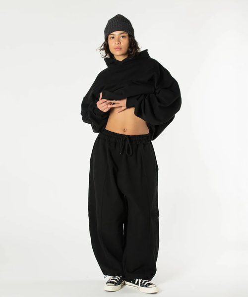 WISM（ウィズム）の「Estudio Niksen / エストゥディオ・ニクセン Signature Balloon Joggers（スウェットパンツ・メンズ・ライトグレー/ブラック・FREE）」の4枚目の写真