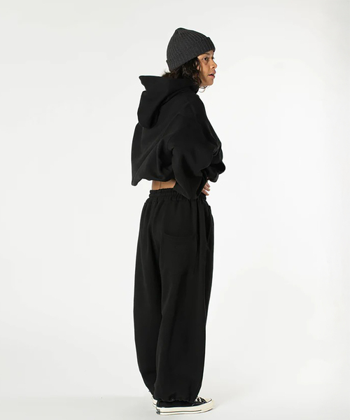 WISM（ウィズム）の「Estudio Niksen / エストゥディオ・ニクセン Signature Balloon Joggers（スウェットパンツ・メンズ・ライトグレー/ブラック・FREE）」の5枚目の写真