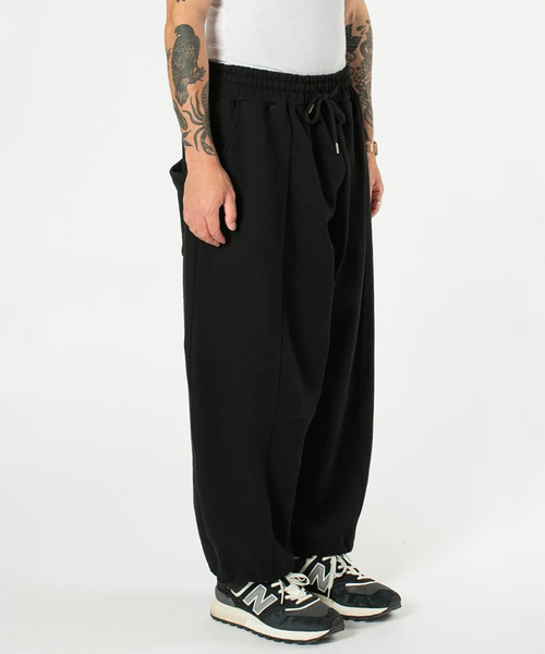 WISM（ウィズム）の「Estudio Niksen / エストゥディオ・ニクセン Signature Balloon Joggers（スウェットパンツ・メンズ・ライトグレー/ブラック・FREE）」の6枚目の写真