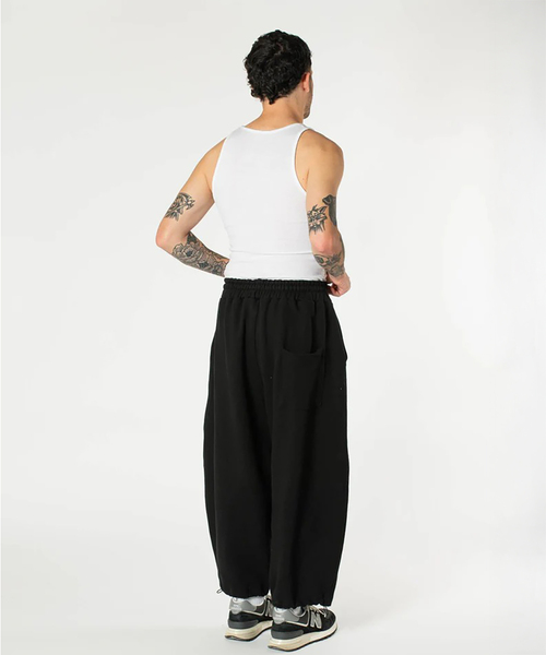 WISM（ウィズム）の「Estudio Niksen / エストゥディオ・ニクセン Signature Balloon Joggers（スウェットパンツ・メンズ・ライトグレー/ブラック・FREE）」の7枚目の写真