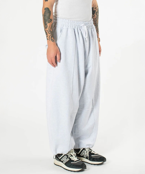 WISM（ウィズム）の「Estudio Niksen / エストゥディオ・ニクセン Signature Balloon Joggers（スウェットパンツ・メンズ・ライトグレー/ブラック・FREE）」の13枚目の写真
