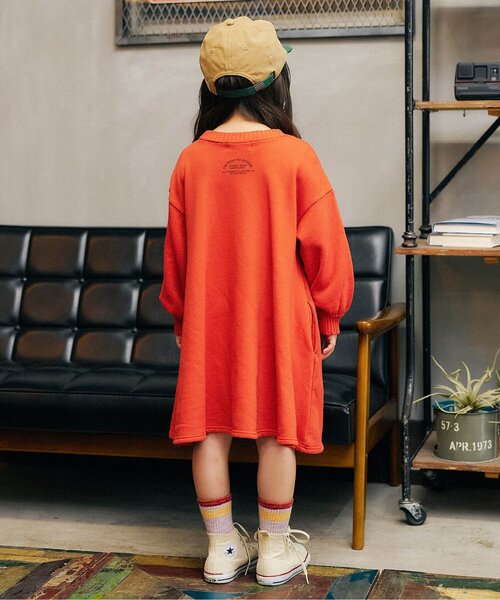F.O.KIDS（エフオーキッズ）の「【リンク/ジュニア対応】カレッジロゴワンピース（ワンピース・キッズ・オレンジ/ブルー/ブラック/アイボリー・80/90/100/110/120/130/140）」の8枚目の写真