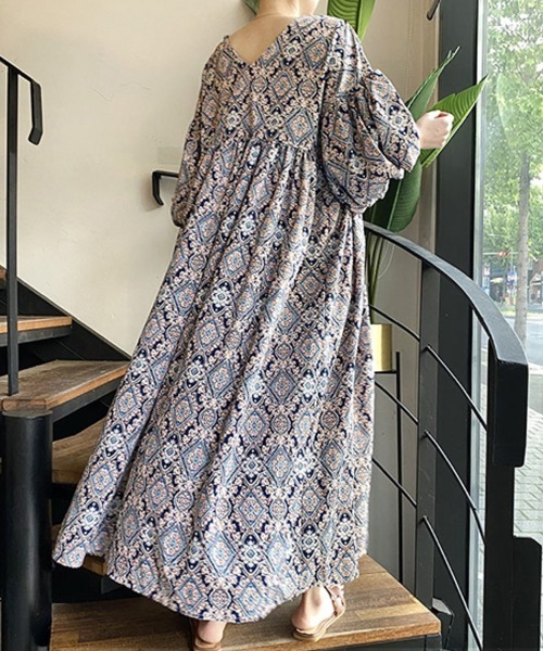 SACAI エスニックプリントドレスロングワンピース　美品 エスニックマキシスカートワンピース(レッド) エキゾチックな雰囲気の