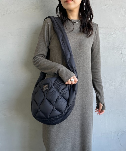 TAION（タイオン）の「【WEB限定】[TAION/タイオン] MILITARY バナナショルダー ダウンバッグ（ショルダーバッグ・レディース・ブラック/オフホワイト・ONE SIZE）」の4枚目の写真