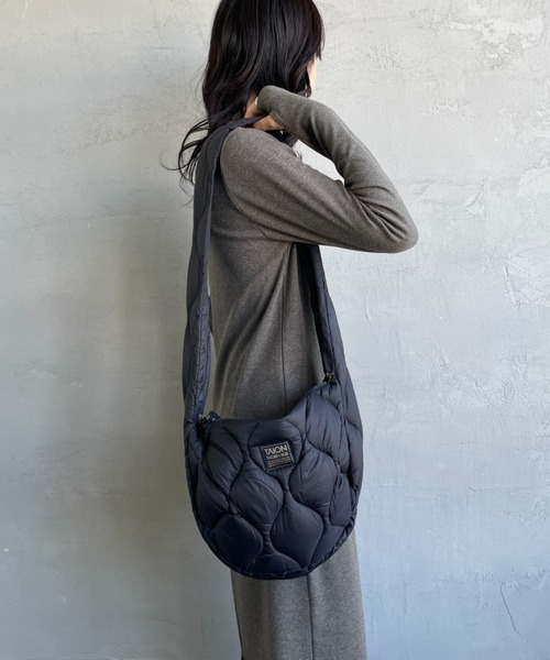 TAION（タイオン）の「【WEB限定】[TAION/タイオン] MILITARY バナナショルダー ダウンバッグ（ショルダーバッグ・レディース・ブラック/オフホワイト・ONE SIZE）」の5枚目の写真