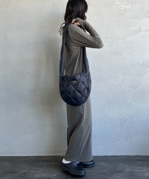 TAION（タイオン）の「【WEB限定】[TAION/タイオン] MILITARY バナナショルダー ダウンバッグ（ショルダーバッグ・レディース・ブラック/オフホワイト・ONE SIZE）」の8枚目の写真