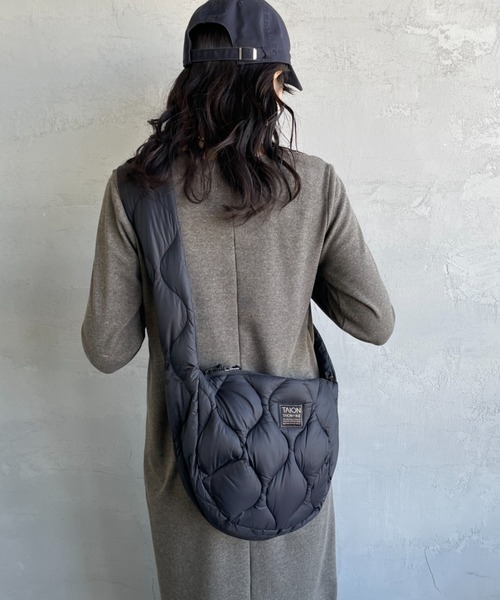TAION（タイオン）の「【WEB限定】[TAION/タイオン] MILITARY バナナショルダー ダウンバッグ（ショルダーバッグ・レディース・ブラック/オフホワイト・ONE SIZE）」の6枚目の写真
