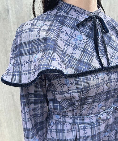 F i.n.t（フィント）の「プチフラワーチェック柄ケープ付きワンピース/fint フィント（ワンピース・レディース・ネイビー/ブラウン×イエロー・FREE）」の4枚目の写真