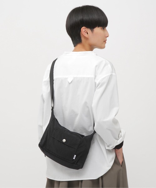 MHL.（エムエイチエル）の「MATT NYLON（ショルダーバッグ・レディース・ブラック/ホワイト系その他3・FREE）」の3枚目の写真