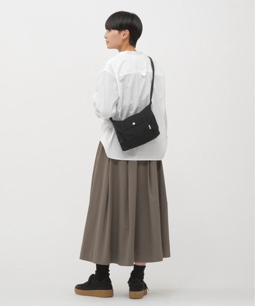 MHL.（エムエイチエル）の「MATT NYLON（ショルダーバッグ・レディース・ブラック/ホワイト系その他3・FREE）」の4枚目の写真