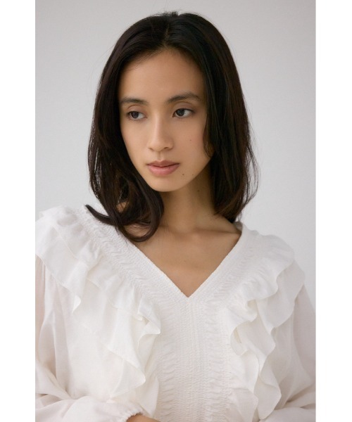 AZUL by moussy(アズールバイマウジー)の「ラッフルショルダー長袖ブラウス(シャツ/ブラウス・レディース・アイボリー/ブラック・SMALL/MEDIUM)」の4枚目の写真