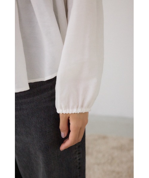 AZUL by moussy(アズールバイマウジー)の「ラッフルショルダー長袖ブラウス(シャツ/ブラウス・レディース・アイボリー/ブラック・SMALL/MEDIUM)」の13枚目の写真
