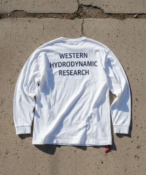 WESTERN HYDRODYNAMIC RESEARCH(ウェスタンハイドロダイナミックリサーチ)の「【Western Hydrodynamic Research/ウェスタン ハイドロダイナミック リサーチ】WORKER LS T JP JAPAN LIMITED バックプリント ブランドロゴ ワンポイント 刺繍 ロンT(Tシャツ/カットソー・メンズ・ホワイト系その他/ホワイト/ネイビー・LARGE/MEDIUM/X-LARGE)」の2枚目の写真