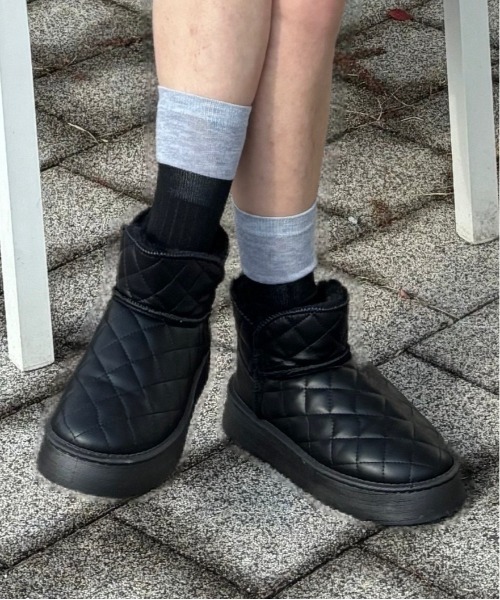 Vini（ヴィニ）の「裏起毛キルティングブーツ（ブーツ・レディース・ブラック/ライトブラウン・MEDIUM）」の2枚目の写真