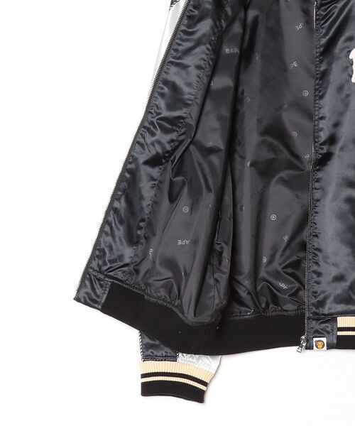 A BATHING APE(アベイシングエイプ)の「CRYSTAL STONE BABY LISA SOUVENIR JACKET(スカジャン・レディース・ブラック/パープル・SMALL/MEDIUM)」の14枚目の写真