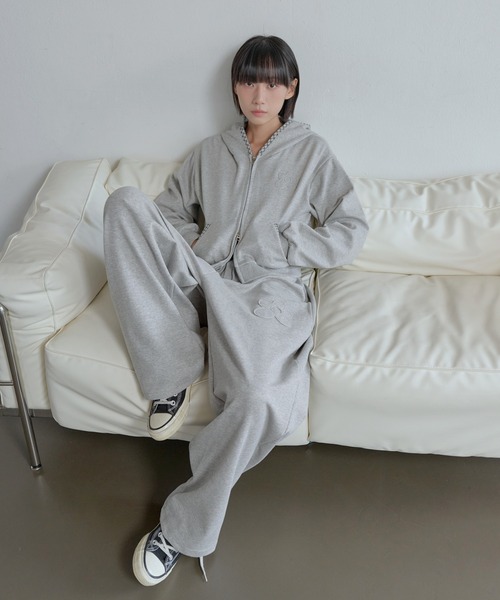 UNE MANSION(ユヌマンション)の「【豊富な4カラー展開】【スタイリッシュにセットアップ着用おすすめ】ウエストゴムフラワーアプリケットバイカラーチェック配色スウェットパンツ(スウェットパンツ・レディース・ブラウン/ホワイト/ブラック/グレー・FREE)」の7枚目の写真