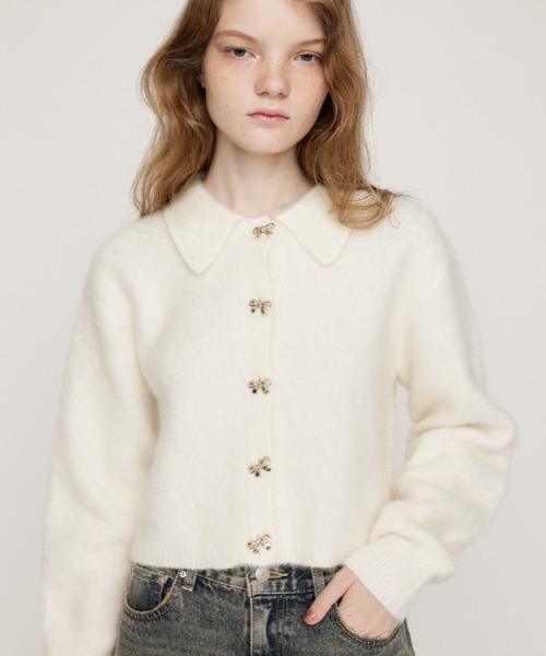 SLY（スライ）の「RIBBON BUTTON SHAGGY C/D リボンボタン シャギー カーデ 秋服 冬服（カーディガン/ボレロ・レディース・ライトイエロー/グレー/アイボリー・FREE）」の2枚目の写真