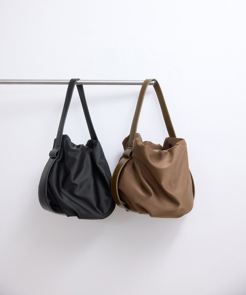 ADAM ET ROPE'(アダムエロペ)の「【サステナブル】チェーン巾着バッグ(ハンドバッグ・レディース・ブラック/ブラウン・FREE)」の3枚目の写真