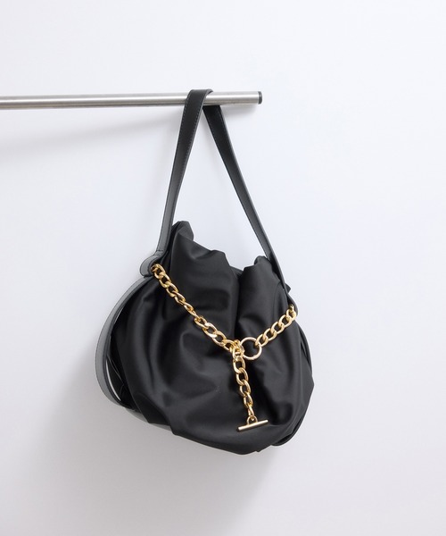 ADAM ET ROPE'(アダムエロペ)の「【サステナブル】チェーン巾着バッグ(ハンドバッグ・レディース・ブラック/ブラウン・FREE)」の4枚目の写真